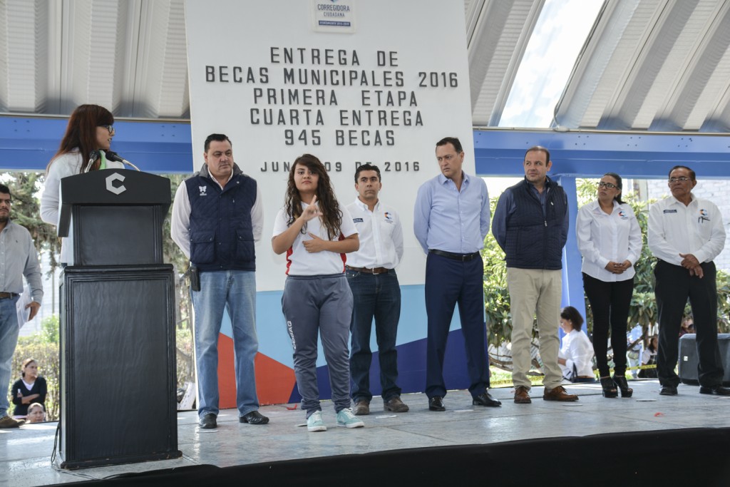 ENTREGA BECAS   (2)