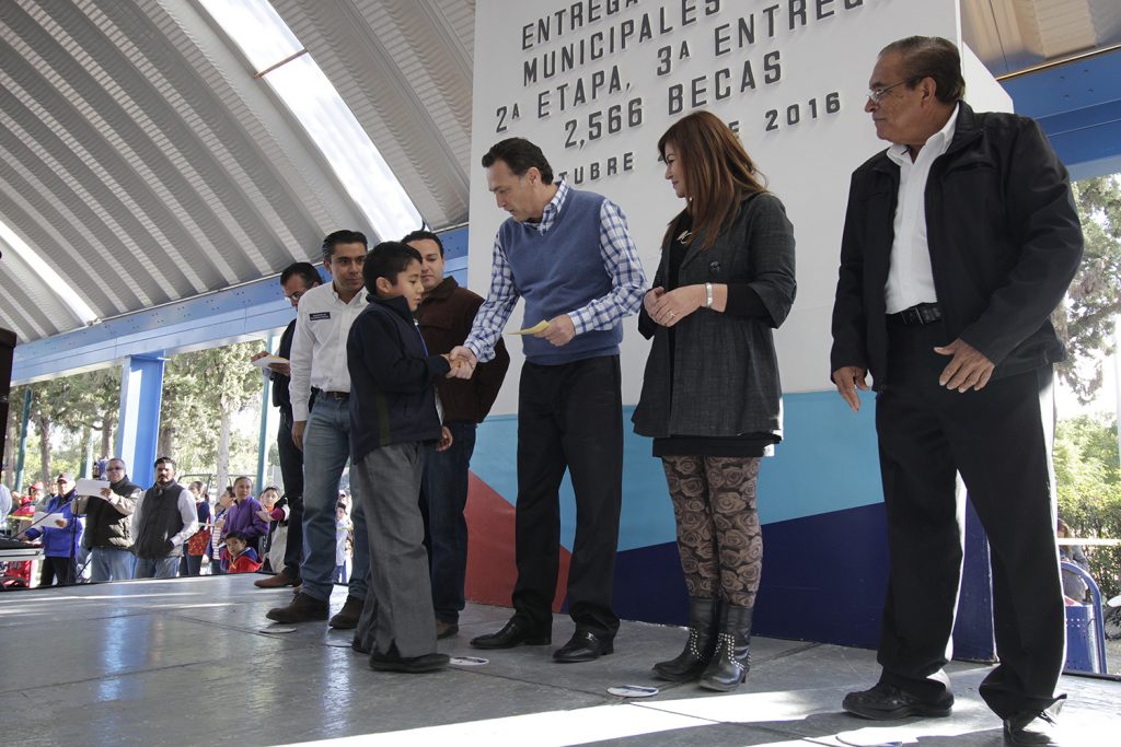 Entrega Mauricio Kuri dos mil 500 Becas Municipales a estudiantes de